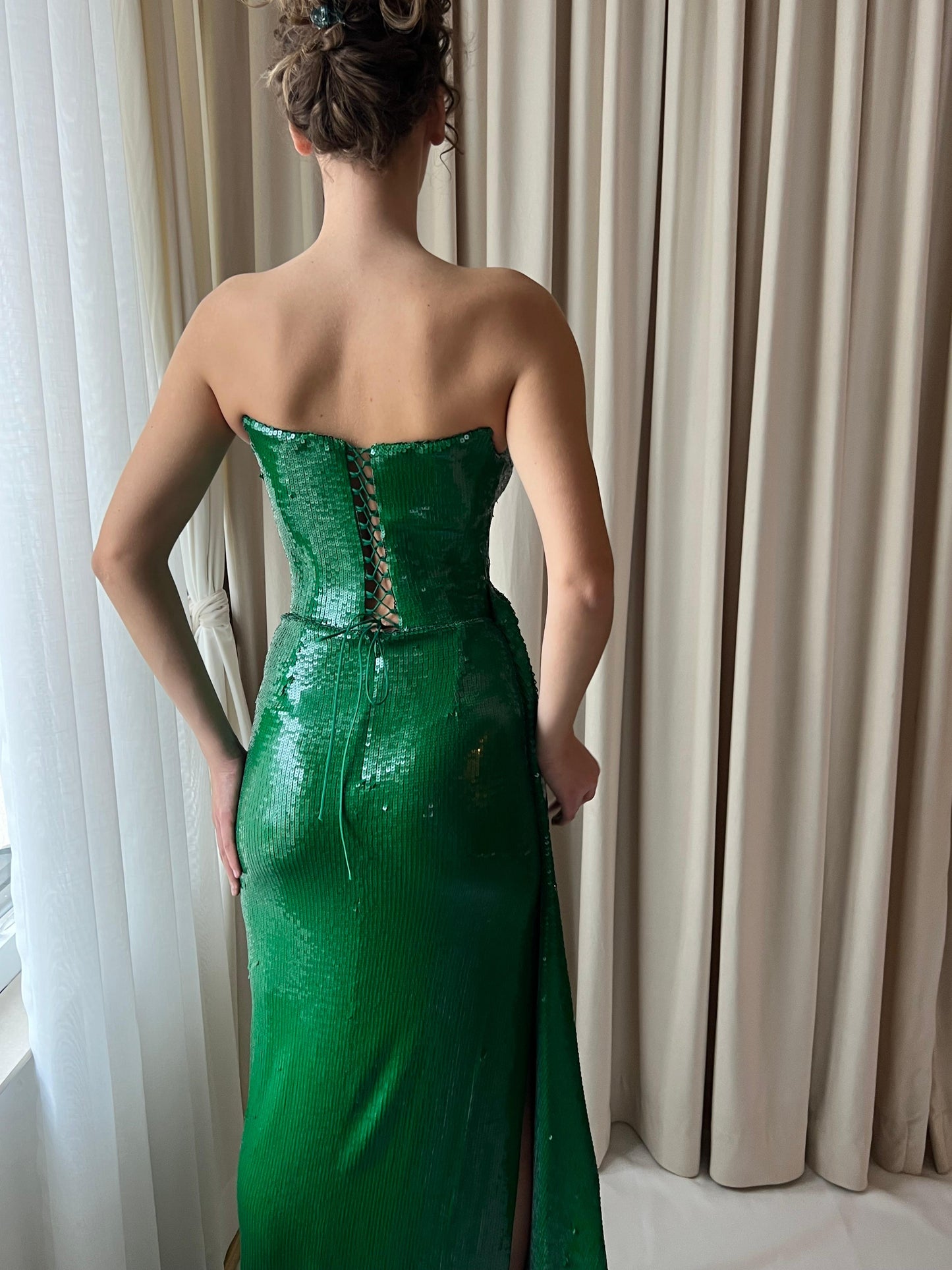 Green mermaid dress with no sleeves and sequins