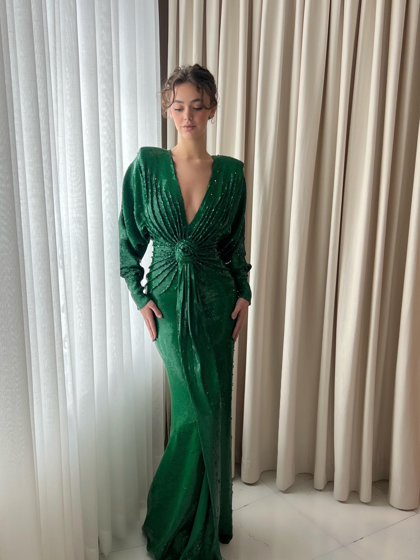 Green mermaid dress with long sleeves, v-neck and sequins