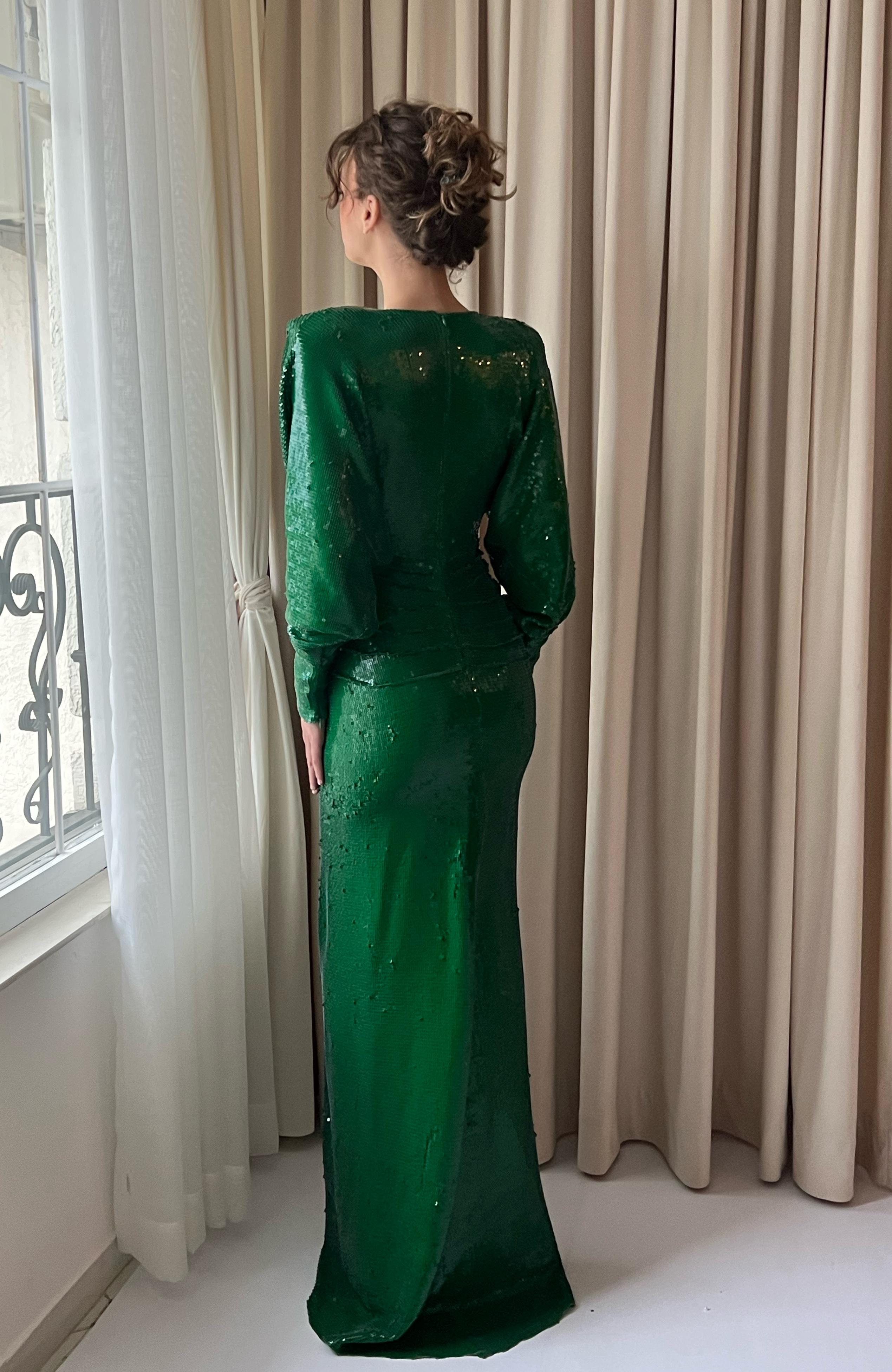 Green mermaid dress with long sleeves, v-neck and sequins