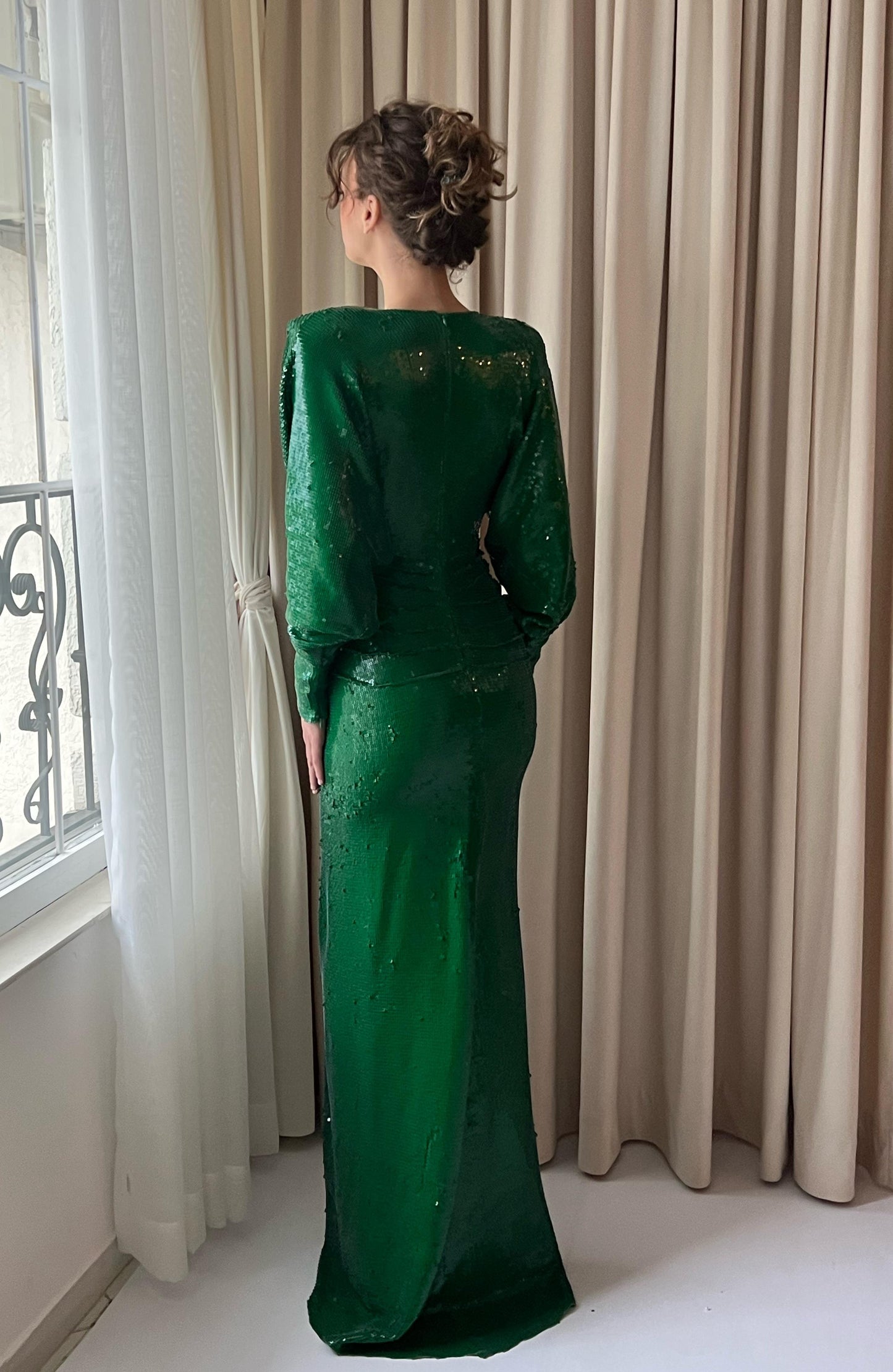 Green mermaid dress with long sleeves, v-neck and sequins