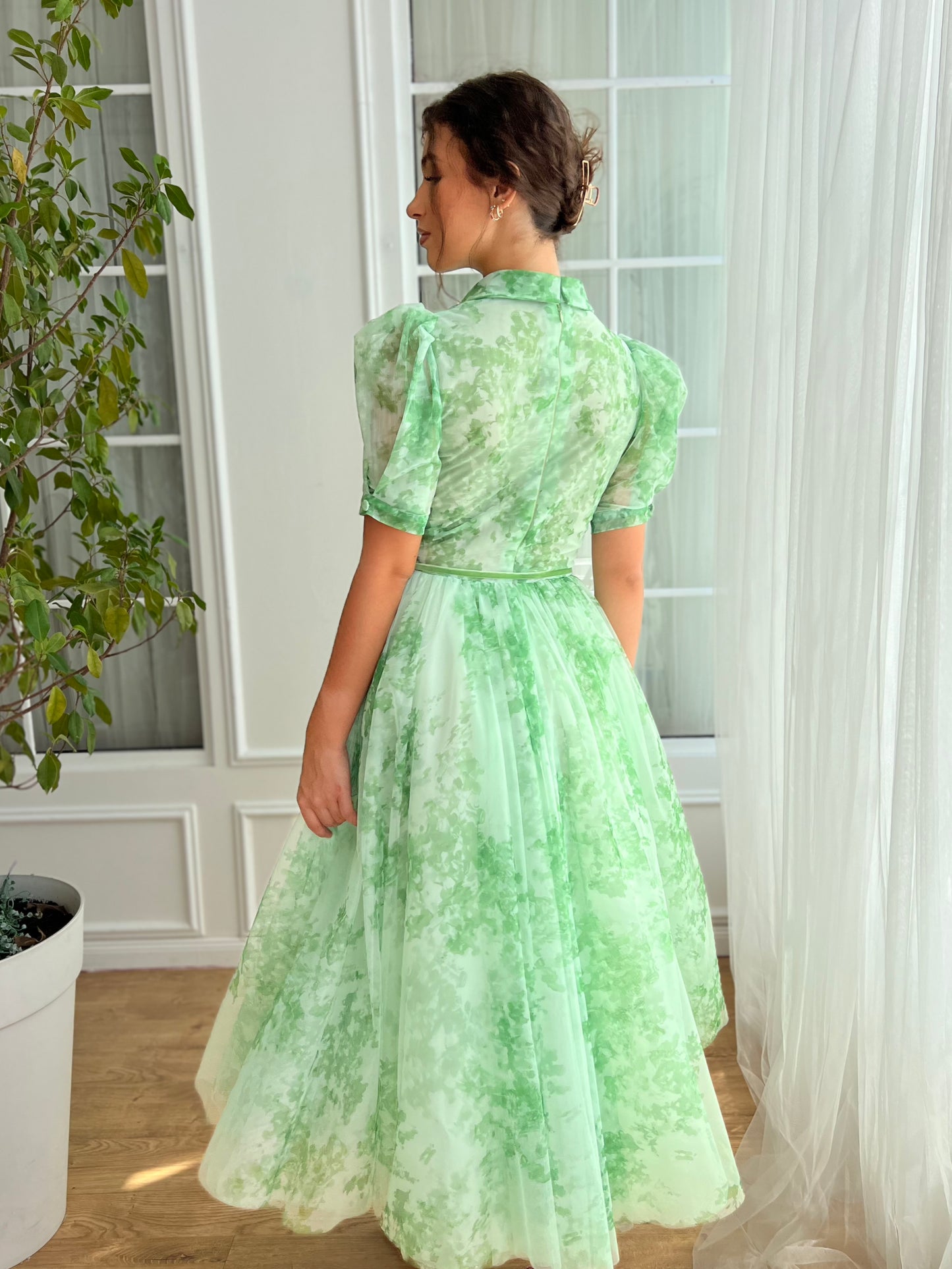 Green midi dress with short sleeves and collar