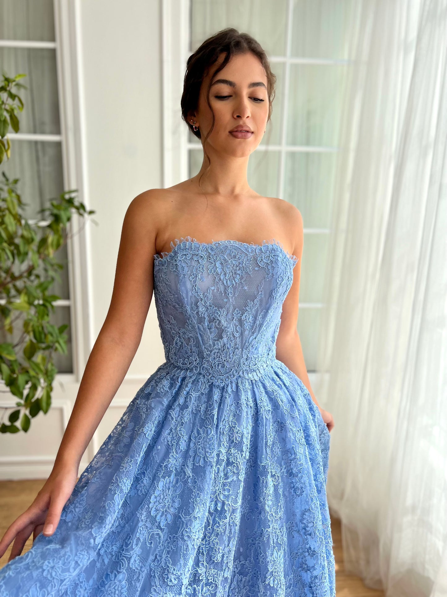 Blue midi dress with lace and no sleeves