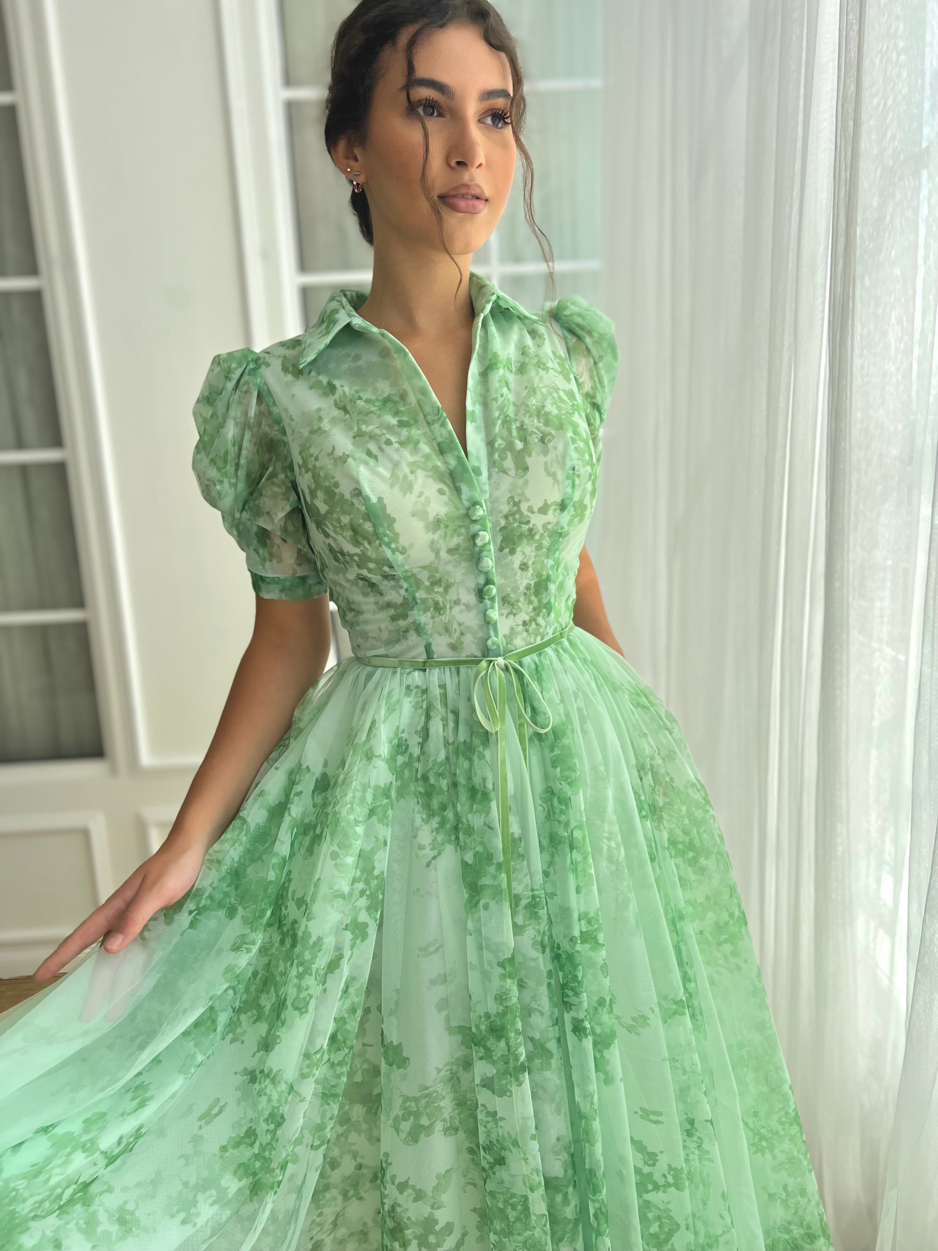 Green midi dress with short sleeves and collar