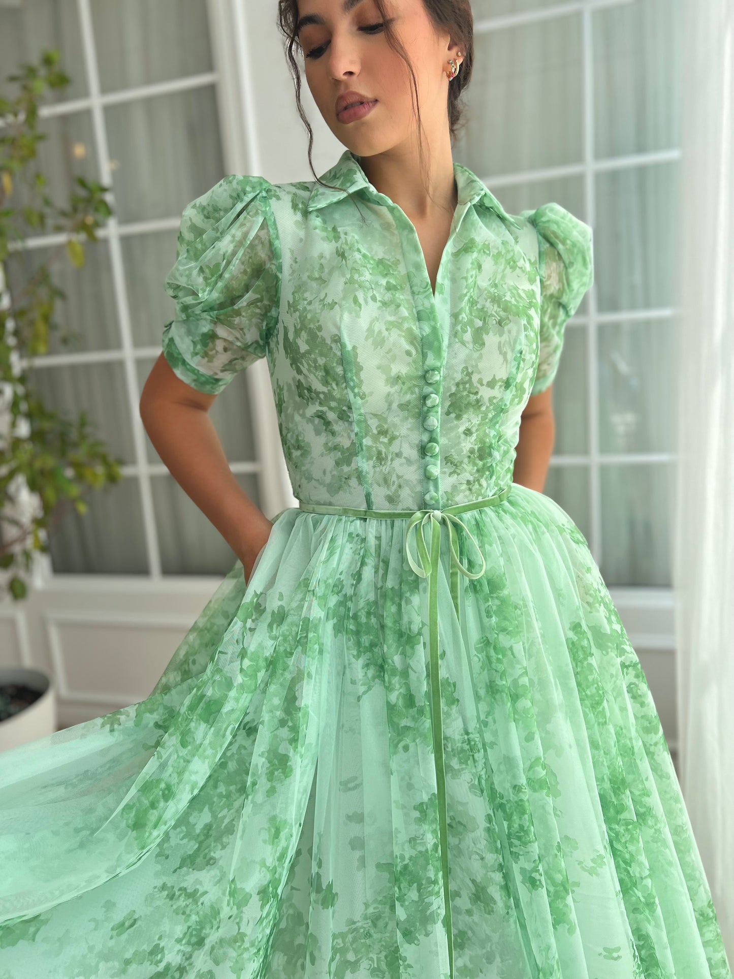 Green midi dress with short sleeves and collar